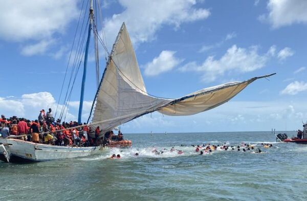 Más de 300 migrantes haitianos fueron detenidos tras quedar varados en un velero cerca de Florida