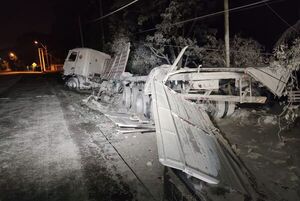 Camión que transportaba cal vuelca en Ypacaraí  - Policiales - ABC Color