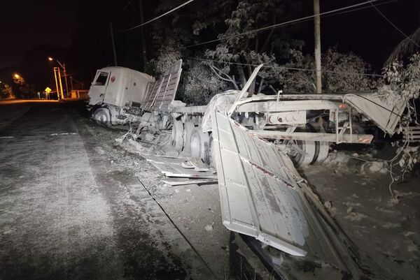 Camión que transportaba cal vuelca en Ypacaraí - Policiales - ABC Color