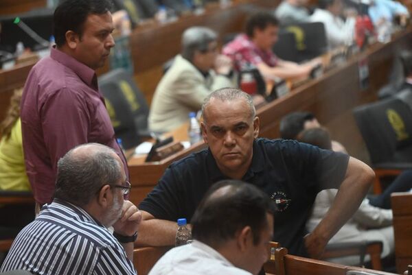 Juicio político a Quiñónez se retoma y un voto del llanismo define acusación - Política - ABC Color
