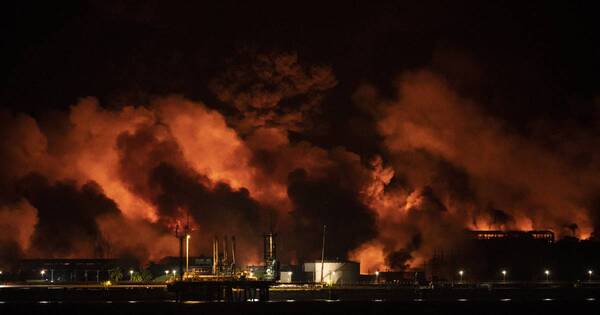 La Nación / Colapsa segundo tanque petrolero durante incendio en Cuba