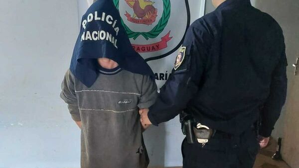 Entró a robar a su casa, su papá le pilló y lo ató de manos y pies