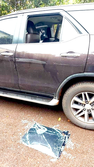 Rompen ventanilla de una camioneta mientras su dueño rezaba en la iglesia - La Clave