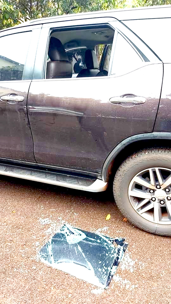 Rompen ventanilla de una camioneta mientras su dueño rezaba en la iglesia - La Clave