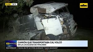Camión que transportaba cal volcó en Ypacaraí  - ABC Noticias - ABC Color