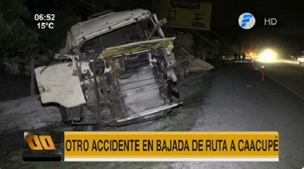 Camión que transportaba cemento vuelca al bajar del cerro de Caacupé