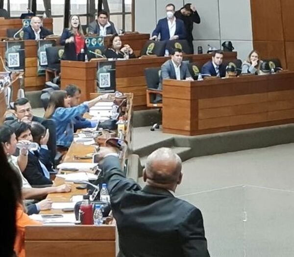 Guerra entre medios de comunicación y diputados tiene confundida a la ciudadanía - Radio Imperio