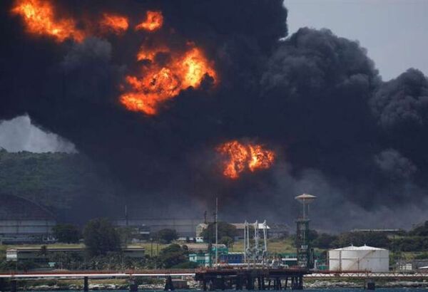 Luchan contra un gigantesco incendio en la base de supertanqueros de Matanzas, Cuba