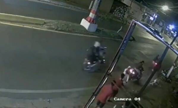 Crónica / [VIDEO] Pandilla de motochorros asaltan a jóvenes en Lambaré
