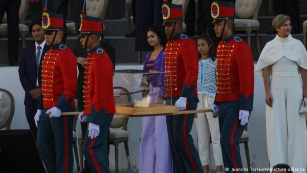 Una espada siembra discordia en cambio de gobierno en Colombia