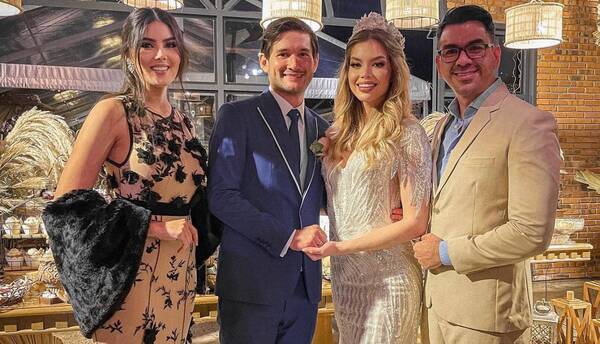 Crónica / [GALERÍA] ExMiss se casó con corona y todo