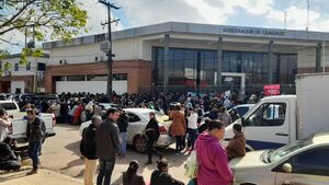Más de 700 cañicultores se manifiestan frente a la Gobernación de Caaguazú - Nacionales - ABC Color