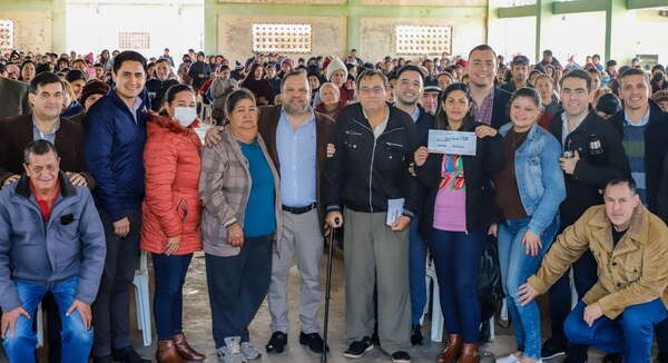 Ministro entrega tarjetas de débito a beneficiarios de Tekoporã en Coronel Oviedo - Noticiero Paraguay