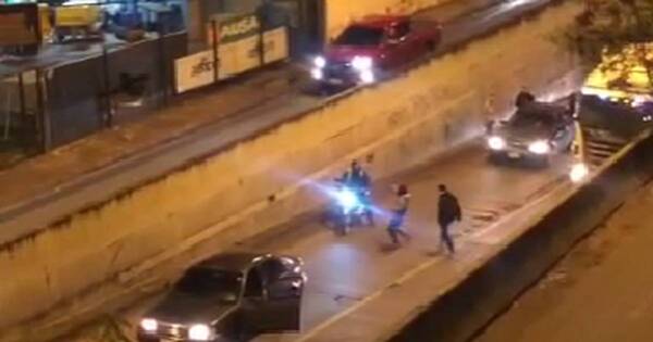 La Nación / Asalto de película: delincuentes pararon el tránsito en túnel Semidei y robaron moto a delivery