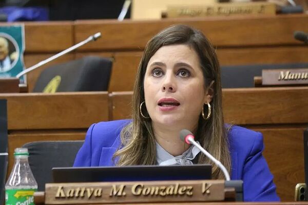 “Todos debíamos retirarnos”, reclama Kattya sobre colegas que dieron quórum - Política - ABC Color