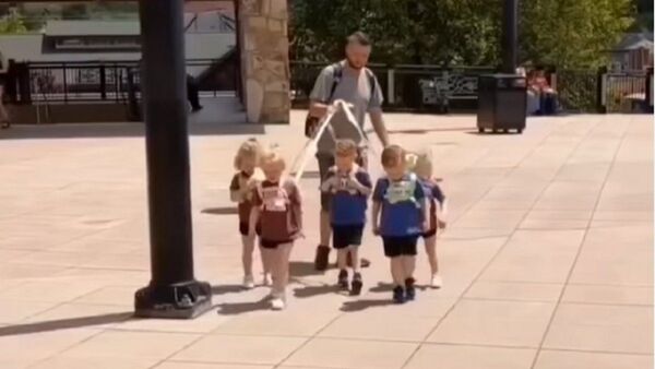 Puso correas a sus 5 hijos pasa salir a pasear y creó roncha