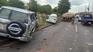 Camión queda sin frenos al bajar viaducto y choca varios vehículos