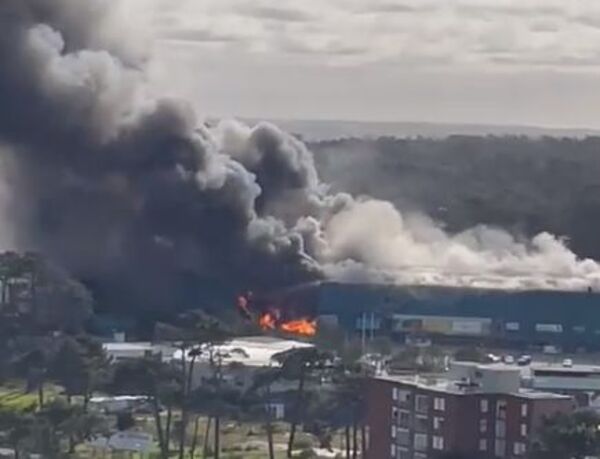Uruguay dará un seguro especial a trabajadores de centro comercial incendiado - Mundo - ABC Color