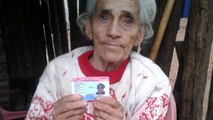 Mujer de 87 años recibe su cédula por primera vez en Concepción