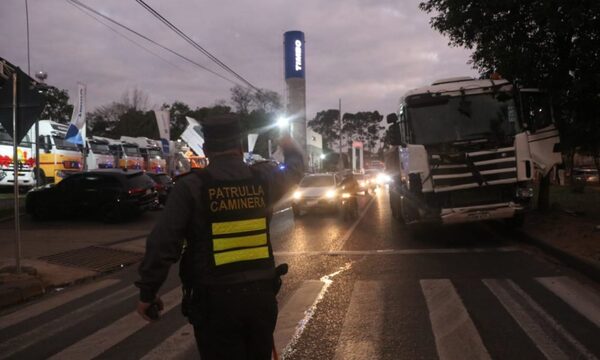 (VIDEO) Camionazo quedó sin frenos y se llevó a todos por delante