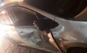 Choque entre una moto y un auto dejó un lesionado