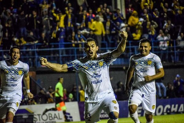 Punta de la Intermedia teñida de auriazul - Fútbol - ABC Color