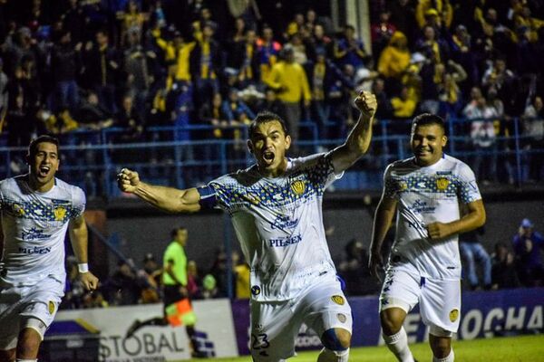 Punta de la Intermedia teñida de auriazul   - Fútbol - ABC Color