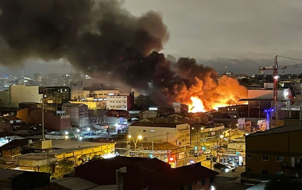 Incendio de gran magnitud causa enormes daños materiales en el Mercado 4 - Noticiero Paraguay