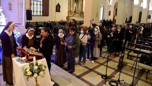 Reliquia de San Juan Pablo II emociona en Catedral de Asunción