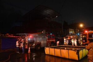 Incendio en el Mercado 4: calles bloqueadas mientras bomberos siguen trabajando - Nacionales - ABC Color