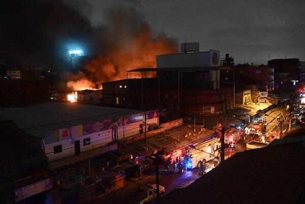 Capo del Mercado 4 culpa a la ANDE de propagación de incendio en feria Aragón