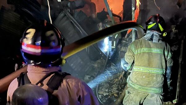 Bomberos controlan incendio de 6.000 m² en el Mercado 4