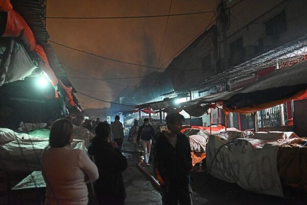 Incendio en el Mercado 4 ya está controlado - Policiales - ABC Color