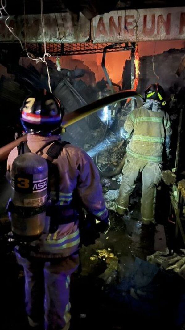 Bomberos controlan incendio de 6.000 m² en el Mercado 4