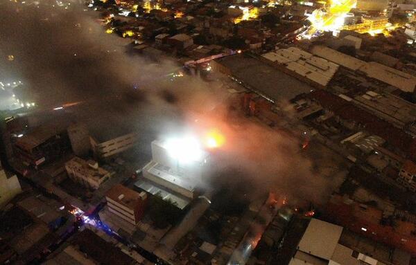 Bomberos ya controlaron incendió en el Mercado 4: Las llamas consumieron Feria Aragón