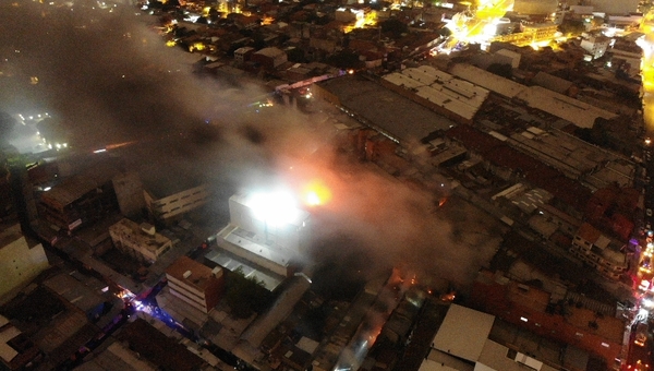 Bomberos ya controlaron incendió que consumió la Feria Aragón del Mercado 4