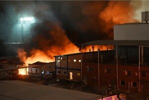 Fuego devoró casi la totalidad de emblemático centro comercial | 1000 Noticias