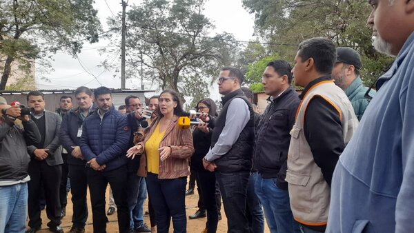 Diario HOY | Municipio gestiona mudanza de familias que ocupan plaza frente al Cabildo