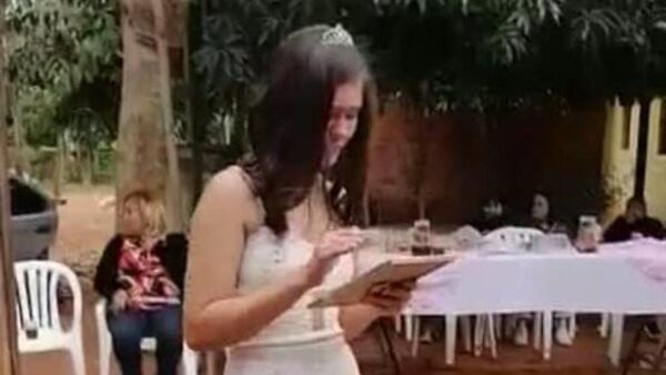 Bailó el vals de sus 15 años con la foto de su papá fallecido