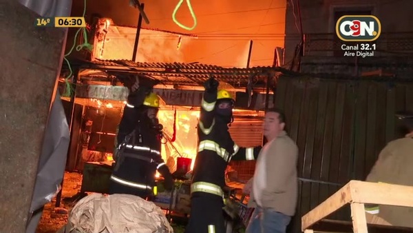 Voraz incendio en el Mercado 4 - C9N