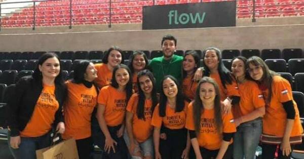 La Nación / Las fanáticas de Yatra le dieron clases de guaraní