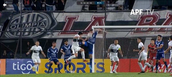 Para la Dirección de Árbitros no debió ser penal a favor de Olimpia