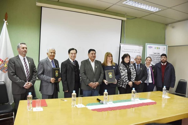 Lanzamiento del curso de capacitación en cooperativismo para docentes y firma de convenio interinstitucional