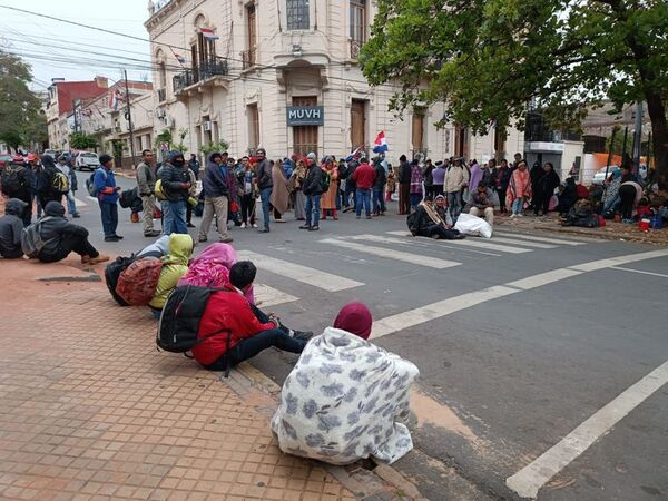 Comunidad indígena se manifiesta para exigir adjudicación de viviendas sociales - Nacionales - ABC Color