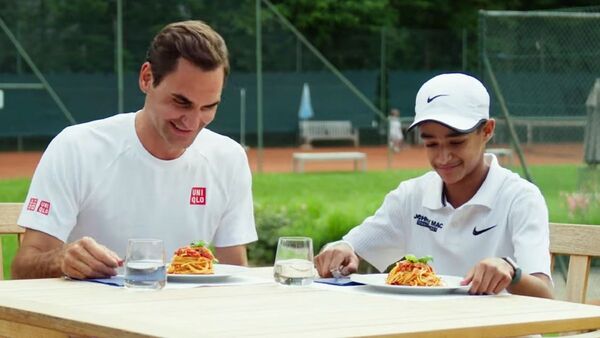 Roger Federer cumple a Zizou la promesa de meñique