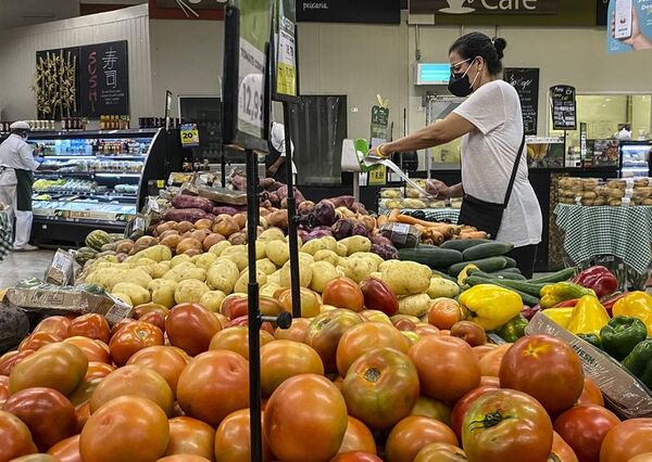 Bajan los precios de combustibles y retrocede la inflación en Brasil - Mundo - ABC Color