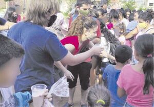 Jóvenes organizan colecta para alegrar a los más pequeños en su día - Nacionales - ABC Color