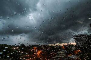 Vientos intensos del sur con lluvias en forma intermitente para hoy - ADN Digital