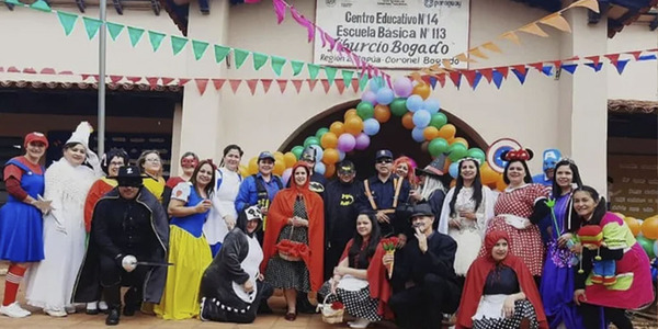 PROFES SE DISFRAZARON PARA RECIBIR A ALUMNITOS
