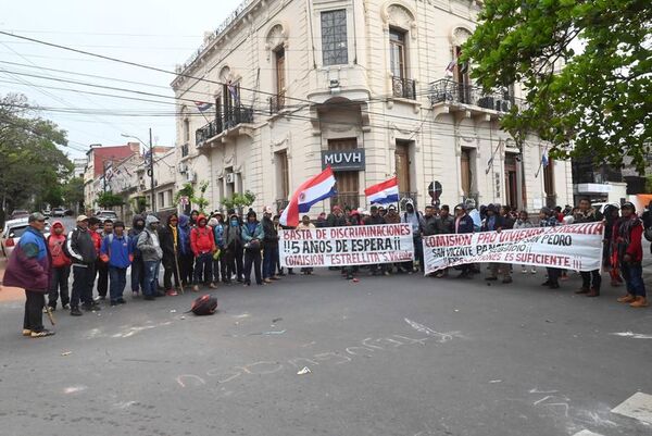 Indígenas y campesinos cierran calles frente al MUVH clamando por viviendas sociales - Nacionales - ABC Color